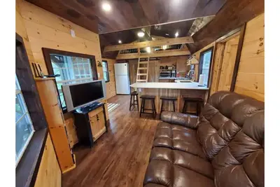 Image de Not your typical cabin in the woods!