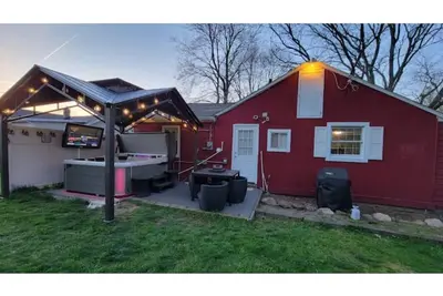 Image de The White House w/ Hot Tub Portage Lakes Fenced Yard Pet-Friendly!