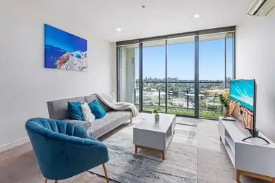 Image de Sunset city views from a top-floor stay with pool, gym, sauna, garden and secure parking. Supermarket and dining on-site. Close to parks, beaches, universities and shopping—great for business trips, family visits or Melbourne getaways.