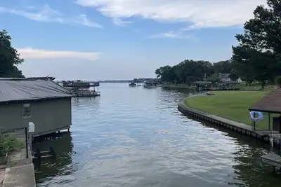 Image de Cedar Creek Lakehouse: Firepit, Lake Access, Hot Tub, and Pet Friendly