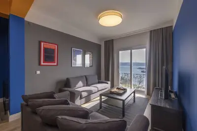 Image de Hip Waterfront Apt. with a Striking View