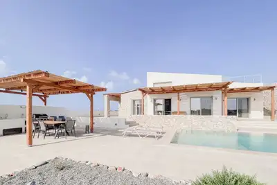 Image de Stylish Beach House 4 Br w/pool - 1 min from the beach!