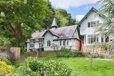 Image de 130 year old converted former School, 200m from the beach
