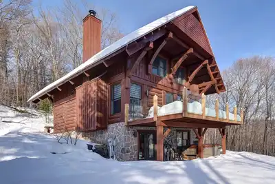 Image de Newly renovated log home with private spa and lake access. .