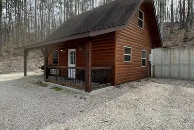 Image de Cozy Cabin on the edge of town only 1/2 mile from Current River!