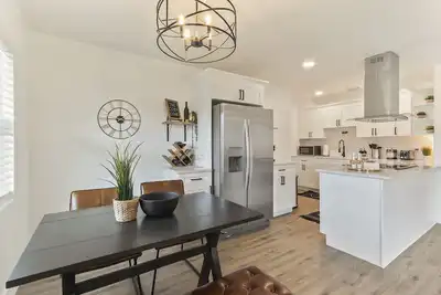 Image de The Cozy Cove - *Chic Westshore Getaway*