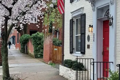 Image de Historic 1850 townhouse in heart of Old Town. Walk score: 96