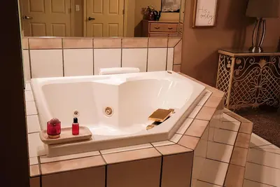Image de Romantic King Suite With Jetted Tub For 2