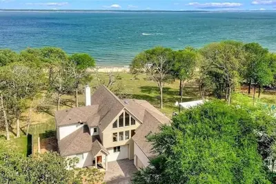 Image de Luxury Lakehouse living with private Beach