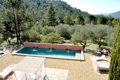 Image de Domaine de 2 hectares en Provence avec grande piscine chauffée pour 7 personnes.