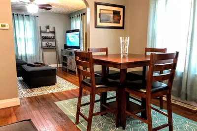 Image de Trendy Two bedroom home centrally located near Ue