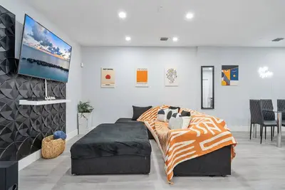 Image de 5 min to Brickell/Bars - Arcade - King Bed - Outdoor Fun