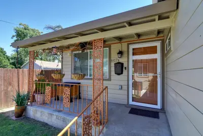 Image de Near Downtown – Catch a Game, Soak in the Hot Tub & Explore