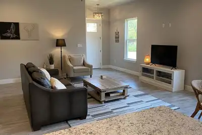 Image de The Oakhill Cottage—stylish, family-friendly—3 min from boat ramp!