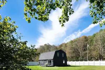 Image de Renovated 4 Br 3 Ba Barn; 30 mins to Hudson, 15 mins to the Berkshires!