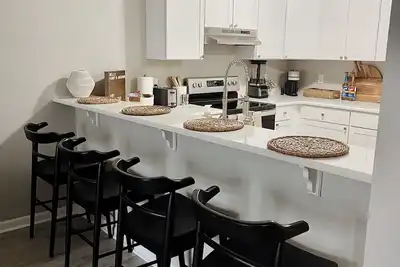 Image de Remodeled stylish townhome (Pet friendly)
