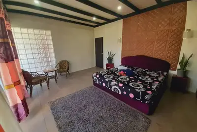 Image de Master bedroom, Large bed, parking