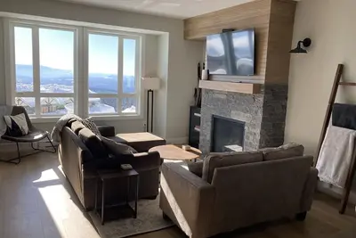 Image de The Bear House - Ski In/Out with Hot Tub + Private Garage!