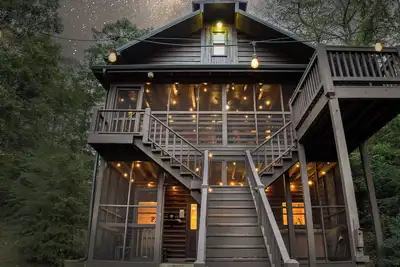 Image de 6 Br/3 Bath Riverfront Cabin w/Hot Tub Game Rm & Fire Pit | Pet Friendly