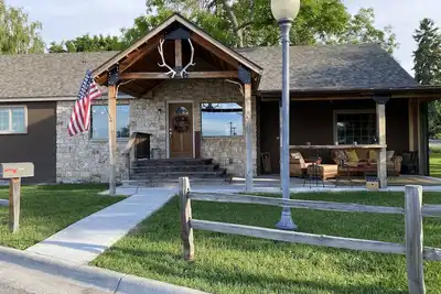 Image de Lamp Post Lodge- cozy and decorated to inspire Montana adventures.