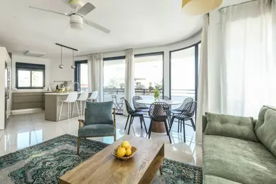 Image de Chic 3br Apt w Balcony & Parking by Tel Aviv Port
