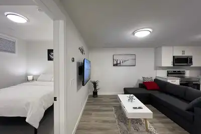 Image de Cozy New Suite in Nw Calgary