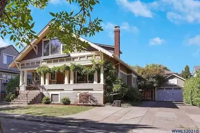 Image de Spacious Historic Home with Fireplace in Downtown