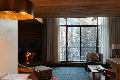 Image de Snowbird slopeside two-story loft condo with stunning mountain views!