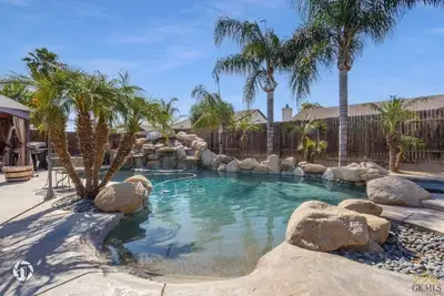 Image de Enjoy a Mini Oasis w/ Pool Waterfall 4bd/2ba Home!