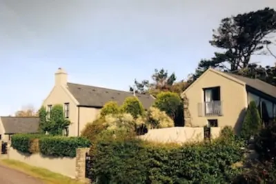 Image de Sheep's Head farmhouse and barn overlooking Dunmanus Bay