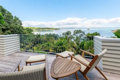 Image de Koi Waiheke - Koi Waiheke is a stunning luxury holiday home in Omiha, Waiheke Island. With 4 bedrooms; 4 bathrooms; a large entertainer’s kitchen; spectacular ocean views; a private mooring; and a boat shed offering direct access to the ocean. This i