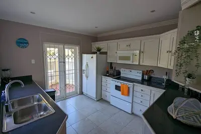 Image de \"Happily Ever After\" in a quiet cul-de-sac, close to the centre of Holetown