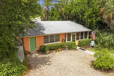 Image de Creamsicle Cottage is pet friendly and walkable to downtown & sunsets