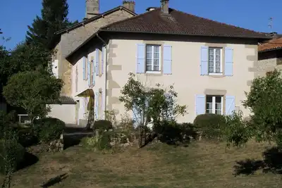 Image de Maison avec terrain clôturé dans village