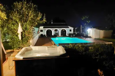 Image de Villa très privée dans le triangle d'or, piscine chauffée dans un quartier calme
