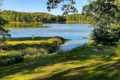 Image de Charming 2-bedroom cottage with WiFi, Ac on quiet lake on trails with kayaks.