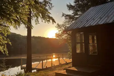 Image de Cozy and private lakefront cabin -- perfect for large groups & family reunions!