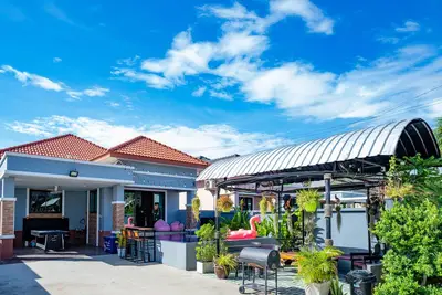 Image de Cozy 3 Br Villa, King Beds, Netflix, Karoke, Bbq