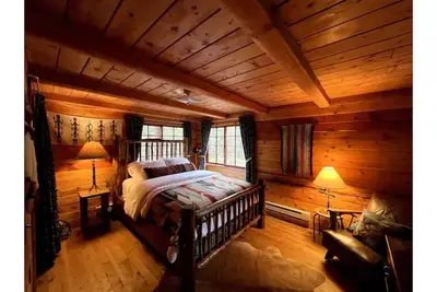 Image de Iconic Log Cabin w/ Wood Burning Hot Tub & Views