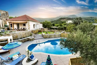 Stylish Villa - Prive Pool - Large yard - Bbq & View