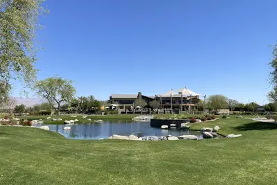 Image de 🌴Modern and Private Desert Retreat 🌵Clubhouse and Restaurant nearby