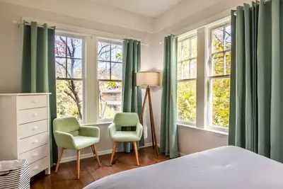 Image de 4 Bedrooms~Walk to Highland Park~Mins to All Bham!