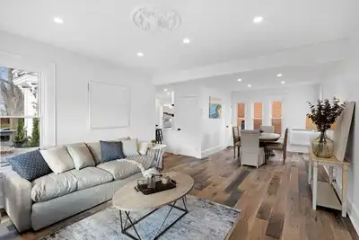 Image de New Home 3/23. Walk to Town; Restaurants, Water & Sites!