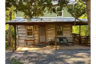 Image de Magical Log Cabin, streams in private yard, 4 bedrooms, pet friendly, WiFi