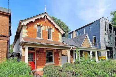 Image de New Decorated 3 Bdrm 2nd Floor Unit Walk to UofT