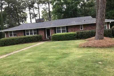 Image de Mid century ranch located in quiet Aiken Estates