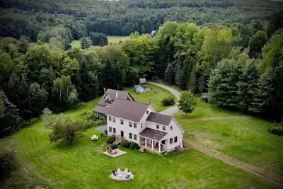 Image de Farmhouse w/ mountain views close to skiing. Includes outdoor sauna Ev Chrgr