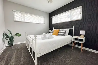 Image de 2br in Uptown Maumee walk to Metropark