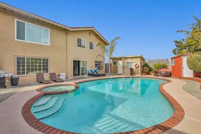 Image de Home Away From Home w/Big Pool and Hot Tub