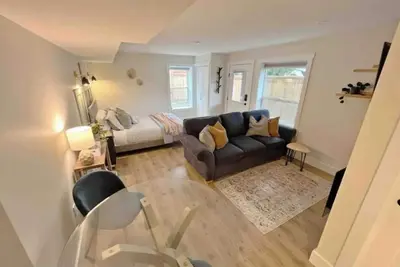 Image de Modern studio with soft tub -Ratcliffe Guest Suite